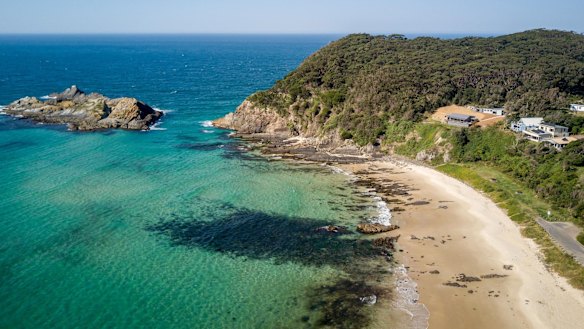 Davies Cottage overlooks Sugarloaf Bay – the beach is just a two-minute skip down the road – and surely has the best view in Seal Rocks.