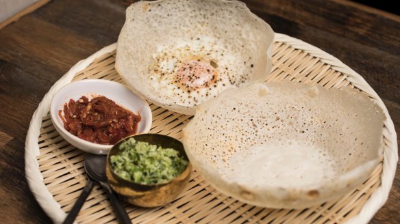 Hopper set (one egg, one plain) with green pol sambol and kata sambol.