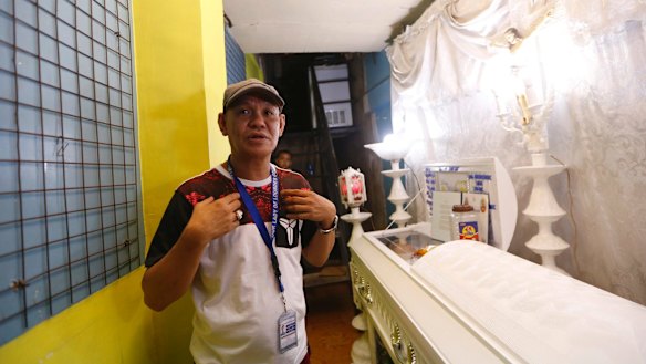 Saldy Delos Santos, father of Kian Loyd at his wake