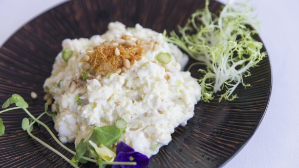 Sauteed milk with crab meat topped with dried scallop.
