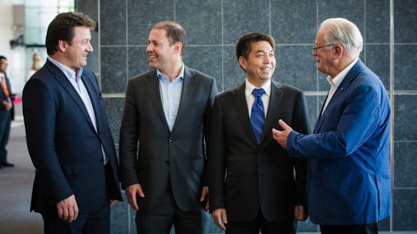 Ye Cheng, of Landbridge, and then trade minister Andrew Robb in 2015. 
