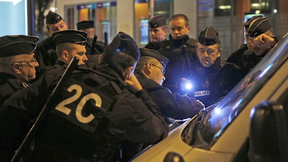 Police officers in Saint-Denis, at the time of the raid.
