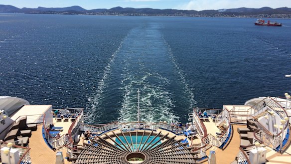 Circumnavigate Australia on the Diamond Princess