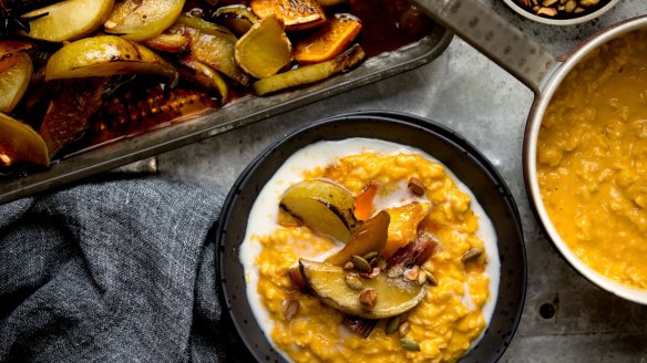 Spicy porridge with winter fruits.