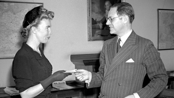 Park receives her prize for <i>The Harp in the South</I> from the <i>Herald</I> editor of 1947, Hugh McClure Smith. The paper was swamped with angry letters claiming Sydney had no slums.