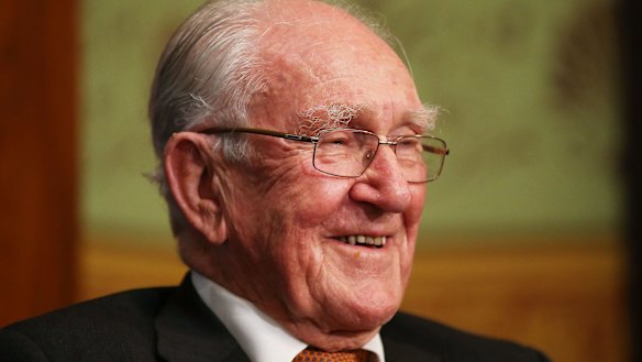 Death announced: Malcolm Fraser.
