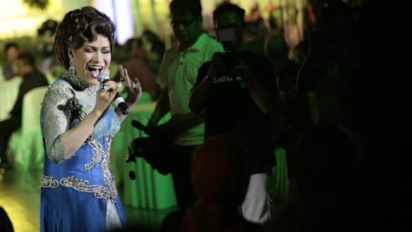 Dorce Gamalama singing in 2012. 