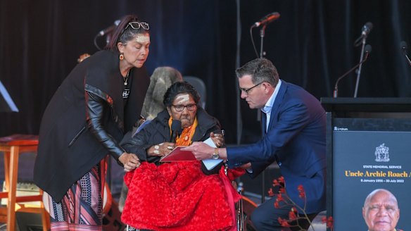 Premier Daniel Andrews makes a formal apology to Archie Roach's sister Aunty Myrtle Roach from the Victorian Government to Archie's whole family.