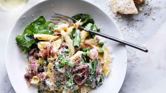 Creamy pea, mint and prosciutto pasta