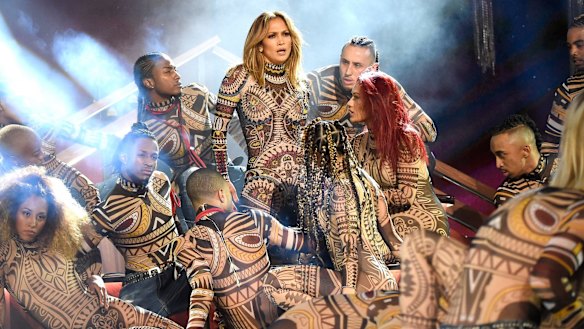 She directed Jennifer Lopez’s dance moves at the 2015 American Music Awards. 