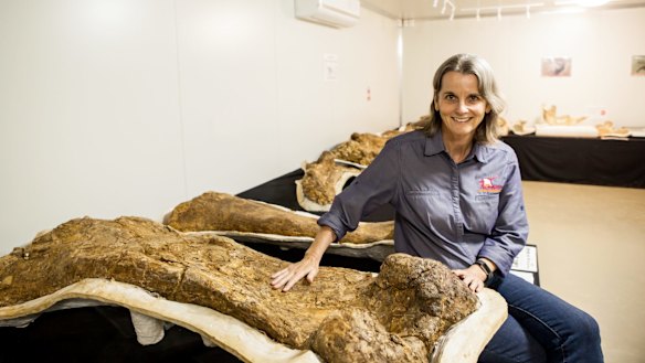 Robyn Mackenzie, Eromanga Natural History Museum director and paleontologist with Cooper's fossilised bones.