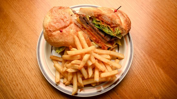 Steak sandwich with chutney and cheese (and chips).