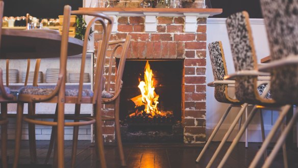 Popla's cosy dining room has a fireplace.