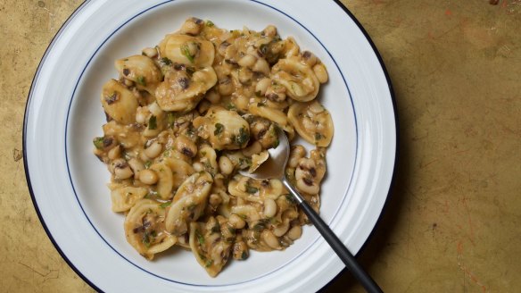 One-pot pasta and black-eyed beans.