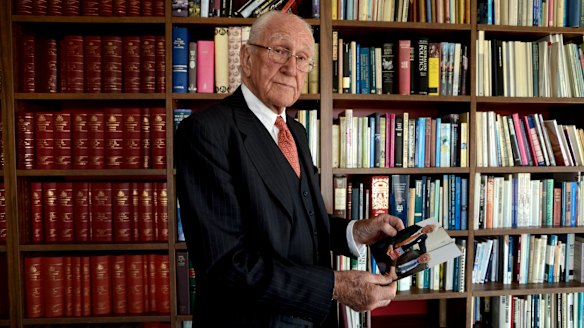 The Age
News
21/10/2014
picture Justin McManus.
Gough Whitlam's death.
Former Prime Minister Malcolm Fraser.
Malcolm with a photo of Gough and himself taken earlier this year.