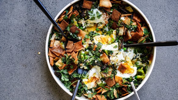 Green shakshuka with crispy pita crisps.