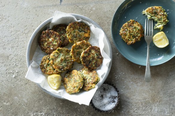 Effortlessly easy: Kolokithokeftethes (zucchini fritters).