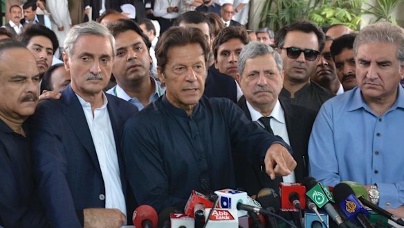 Pakistan opposition leader Imran Khan (centre).
