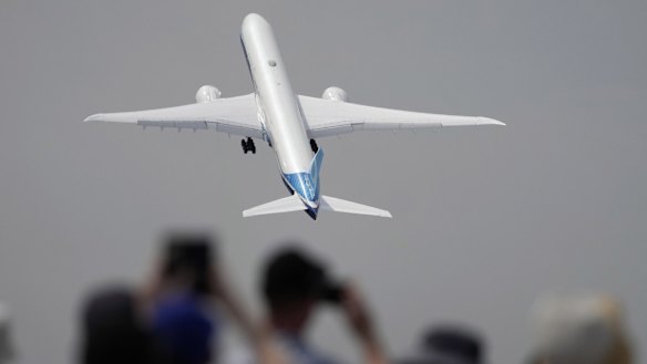 Boeing 777X take-off video: World's largest twin-engine jet makes steep ...