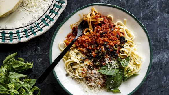 Pasta with cauli-bol and crispy capers.