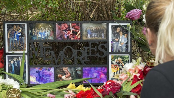A woman mourns in front of a memorial for the Munich victims.