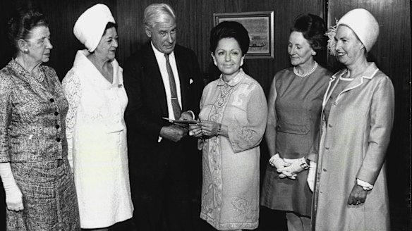 Lady Fairfax hands over a cheque to Sir Ian Potter to launch the Elizabethan Theatre Trust Benevolent Fund.