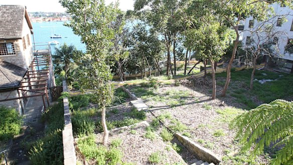 The mayor of Hunters Hill is pushing for his council to take the NSW government to court over its failure to clean up the toxic site.