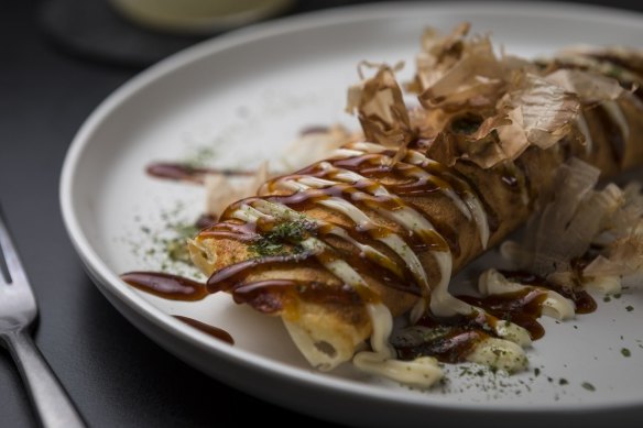 The rolled-up okonomiyaki.