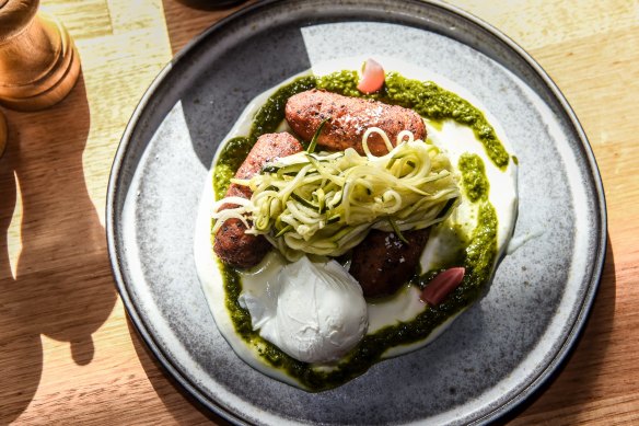 The Age, Good Food, 27/07/2017 photo by Justin McManus. Dirty Apron Cafe. Myrtle Fritters.