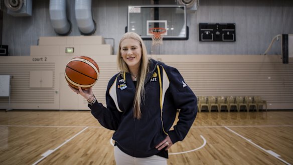 Australian basketball player Lauren Jackson announced her retirement from the game on Thursday morning.
