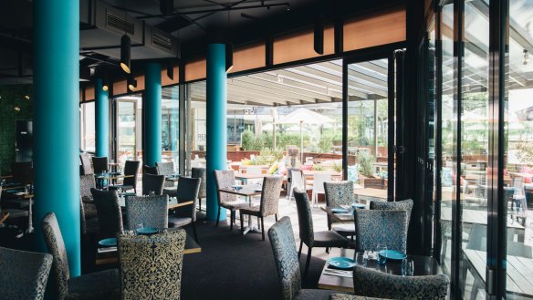 Indoor and outdoor tables overlook the Kingston Foreshore.