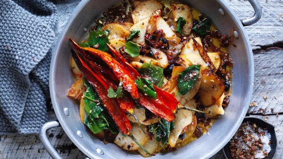 Spicy stir-fried potato slices.