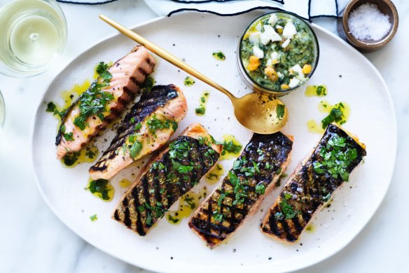 Grilled salmon fillets with salsa verde