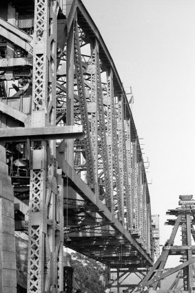 Construction of the Hawkesbury River bridge on 7 September 1944.