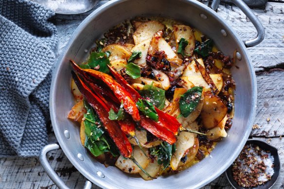 Spicy stir-fried potato slices.