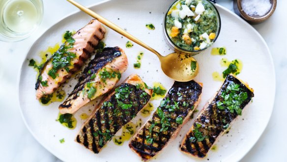 Grilled salmon fillets with salsa verde