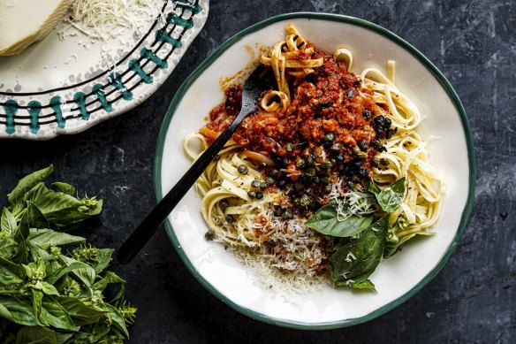 Pasta with cauli-bol and crispy capers.