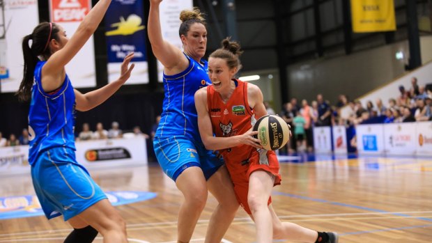Toni Edmondson of Perth Lynx tries to find a way past.