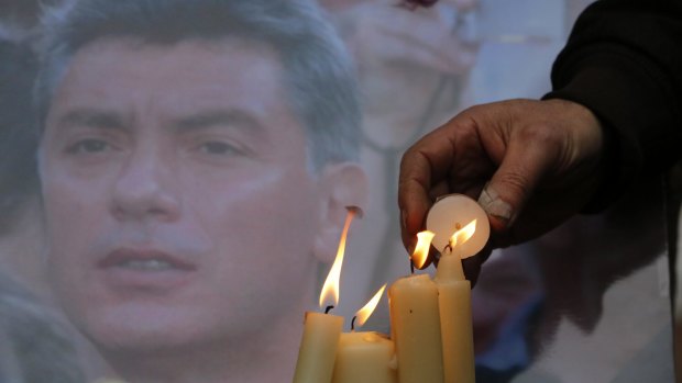 Russians light candles in memory of Boris Nemtsov.