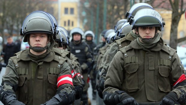 Austrian soldiers practice protecting the border between Slovenia and Austria in Strass on Tuesday. 