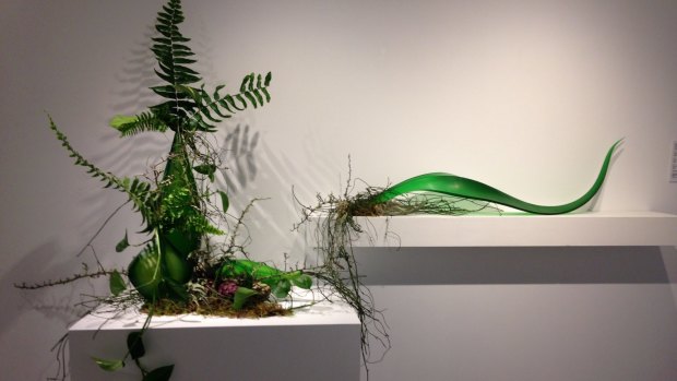 Glass by Ben Edols and Kathy Elliot, and botanical arrangement by Moxom + Whitney.