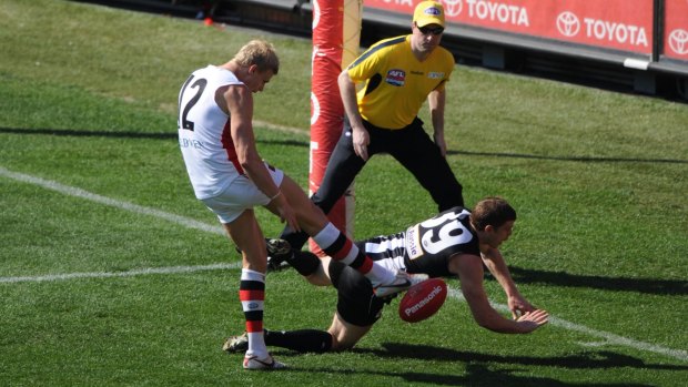 Heath Shaw smothers Nick Riewoldt's kick in the 2010 grand final.