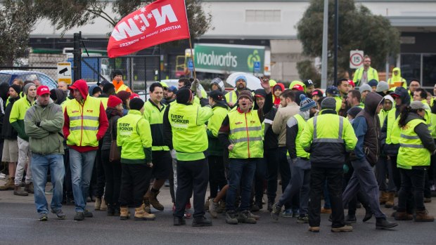 A snap picket line outside the Woolworths liquor distribution centre at Laverton in 2015.