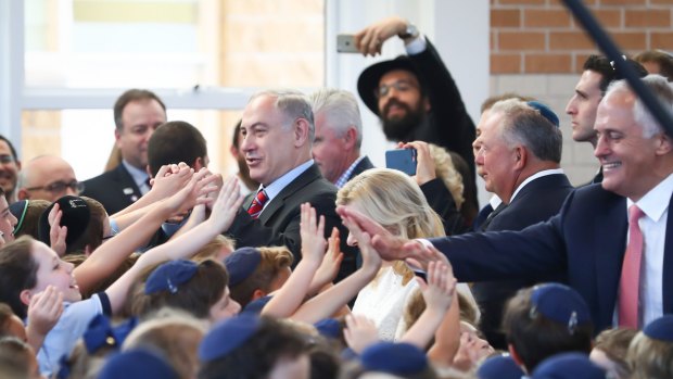 Israeli Prime Minister Benjamin Netanyahu and Malcolm Turnbull meet the crowds in Sydney.