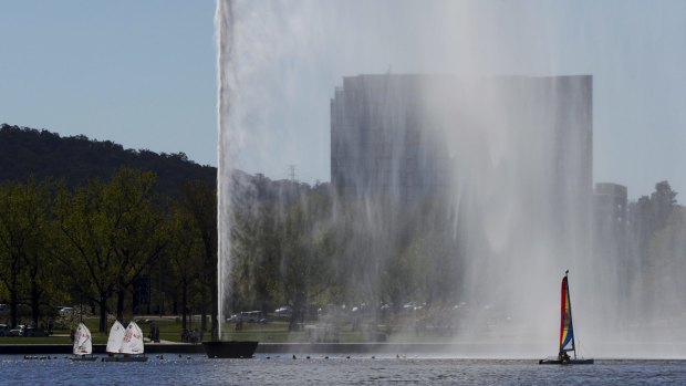 The Captain Cook Jet on Lake Burley Griffin was turned off because of a failure in its pumping system.