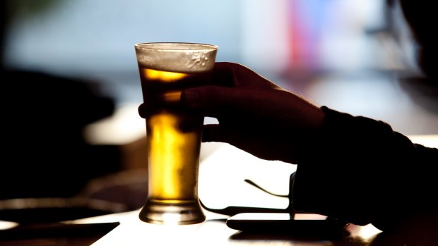 A study has found that alcohol labels are ineffective in changing the drinking behaviours of younger people.