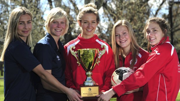 Belconnen players Sofia Merkoureas and Catherine Brown with Canberra FC players Grace Gill, Kate Thornton
and Rachael Goldstein. 