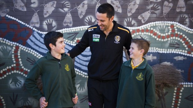 Former Richmond AFL player Troy Chaplin with Queanbeyan West Public School year 6 students Bailee Gilbert and Michael Armstrong, who both play for the Queanbyean Tigers. 