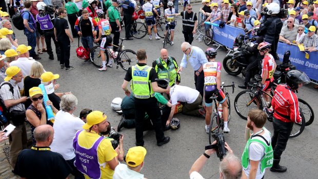 Lizzie Armitstead receives treatment after the crash.