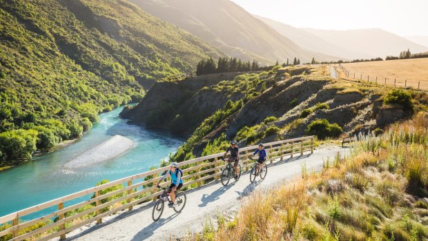Queenstown is easy to explore on a bike. Surrounded by stunning mountain ranges, this trail covers diverse terrain taking in lakes, rivers and the Gibbston wine-producing region.